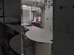 Σύγχρονα ντουλάπια κουζίνας από ανοξείδωτο χάλυβα με πολυτελές κουάρτς