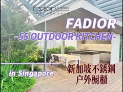 Μινιμαλιστικά ντουλάπια κουζίνας εξωτερικού από ανοξείδωτο χάλυβα με μαύρα μαγαζιά