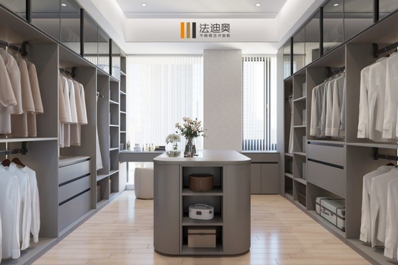 Σύγχρονο Πρακτικό Μεσημβρινό Γκρι Custom Walk In Closet With Floating Vanity